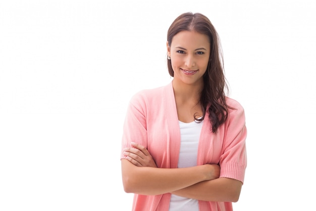 Jolie brune souriante à la caméra