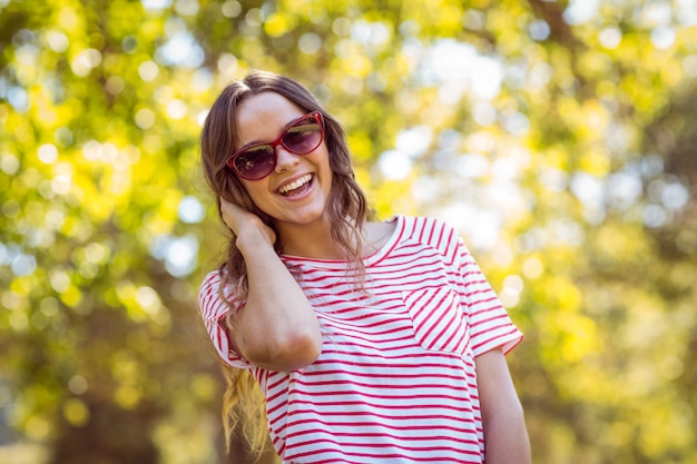 Jolie brune souriante dans le parc