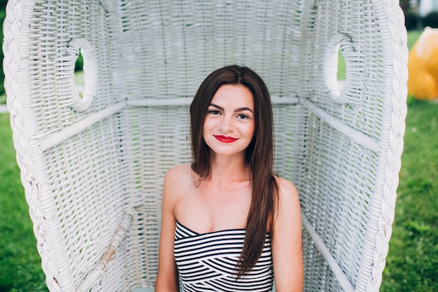 Jolie brune sourit. fille aux lèvres rouges. belle jeune fille sur la nature.