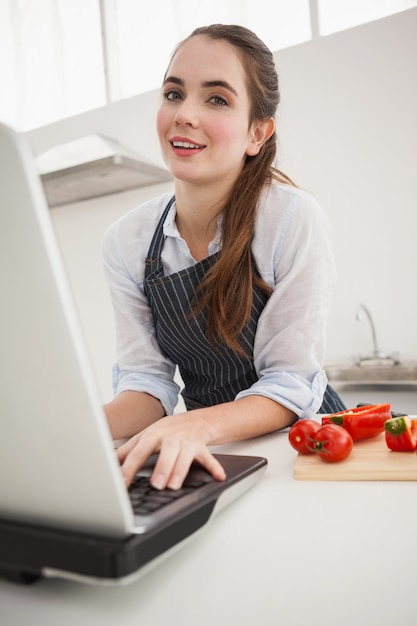 Jolie brune suivant une recette en ligne