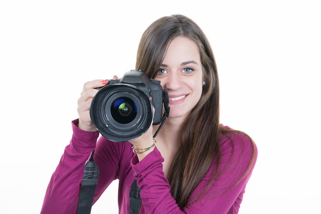 Jolie brune vise sa caméra. composer une photographie