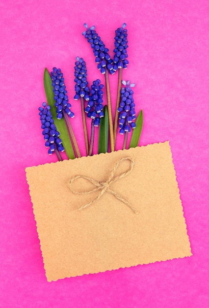 Jolie carte de voeux romantique avec un bouquet de fleurs bleues