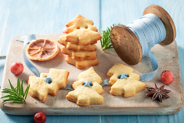 Jolie chaîne de biscuits au beurre pour sapin de Noël