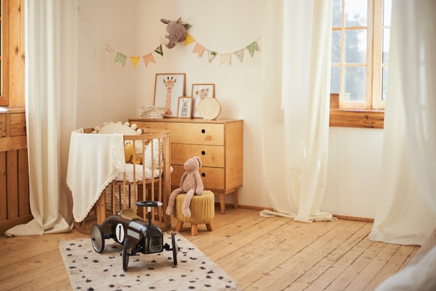 Jolie chambre d'enfant confortable avec des jouets