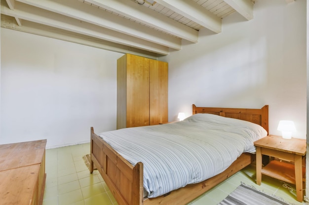 Une jolie chambre avec un lit en bois et une table de chevet