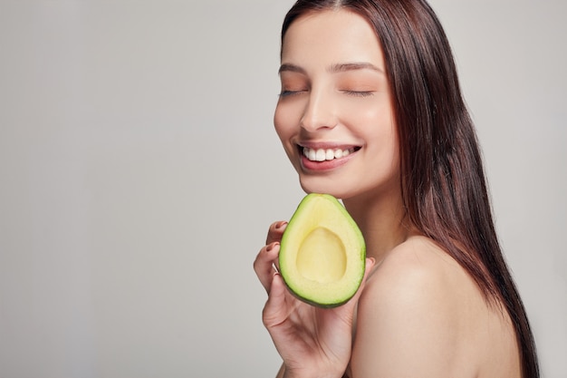 Jolie dame à l'avocat souriant avec dents