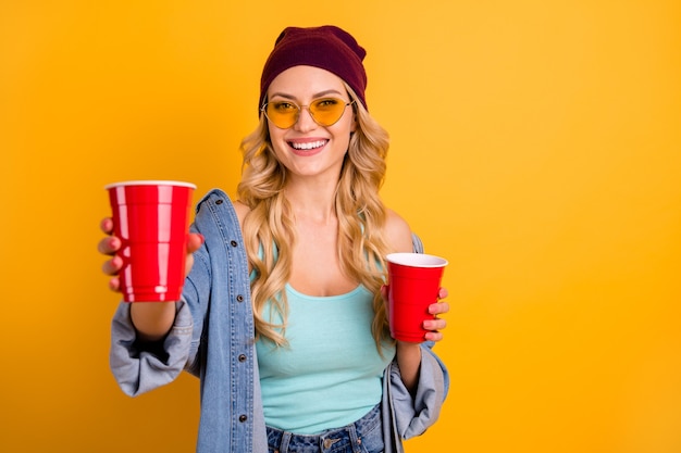 jolie dame fête boire de la bière tasse rouge