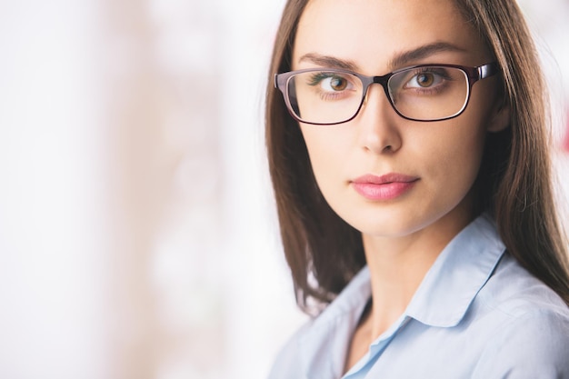 Jolie dame à lunettes