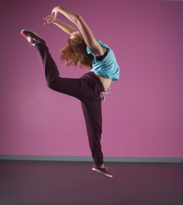 Photo jolie danseuse sautant au milieu de l&#39;air