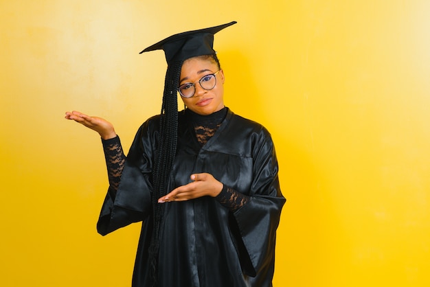 Jolie diplômée d'université africaine à l'obtention du diplôme