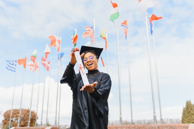 Jolie diplômée d'université africaine à l'obtention du diplôme