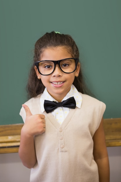 Photo jolie élève déguisée en enseignant en classe