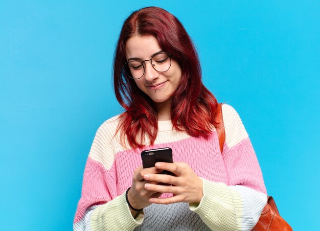 Jolie étudiante à l'aide de son téléphone