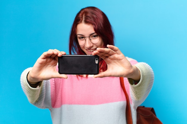 Jolie étudiante à l'aide de son téléphone