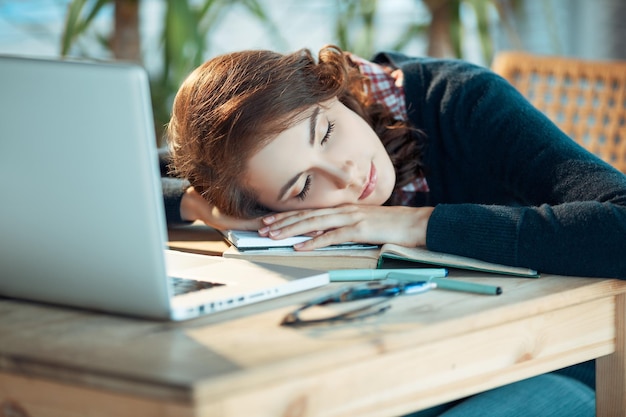 Jolie étudiante dort au lieu d'apprendre