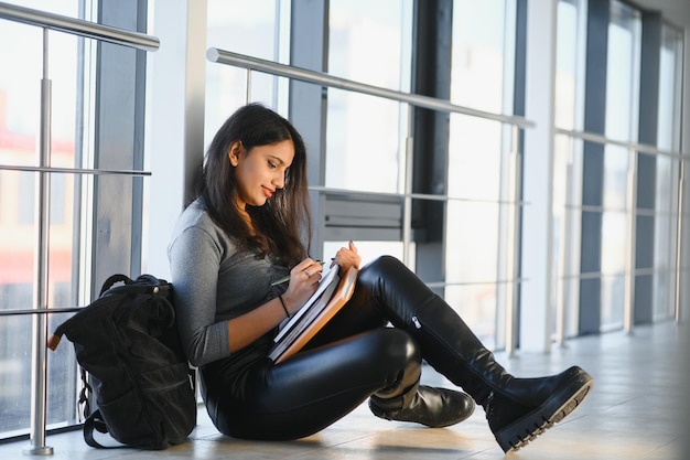 Jolie étudiante indienne à l'université