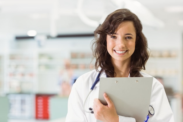 Jolie étudiante en médecine souriant à la caméra