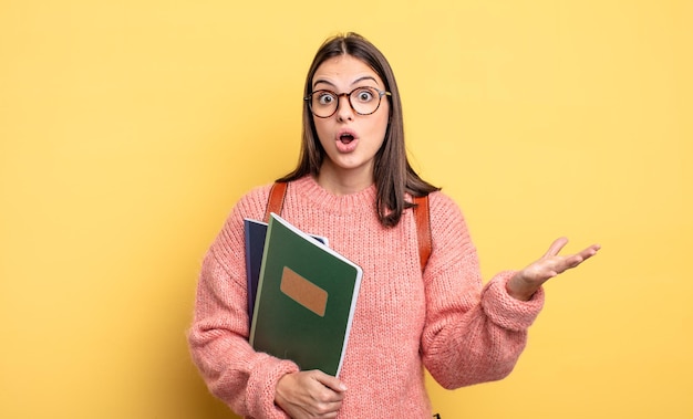 Jolie étudiante se sentant extrêmement choquée et surprise