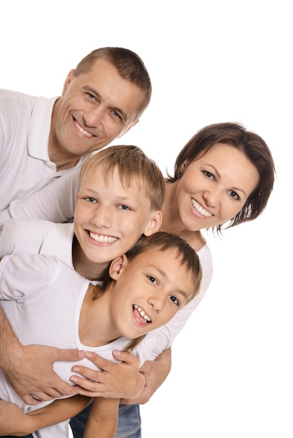 Jolie famille isolée sur fond blanc