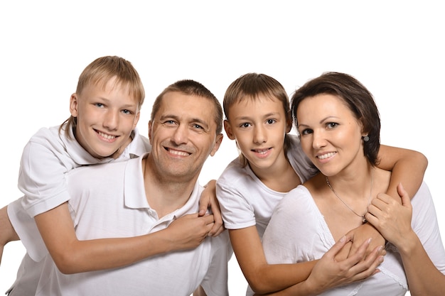 Jolie famille isolée sur fond blanc