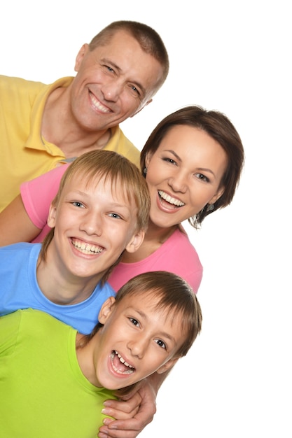 Jolie famille isolée sur fond blanc