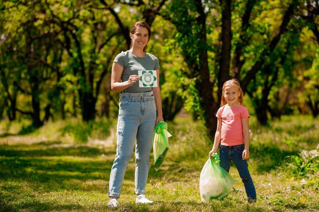 Jolie famille rassemblant des ordures dans le parc