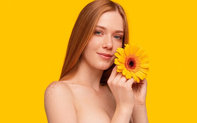 Jolie femelle rousse avec fleur lumineuse