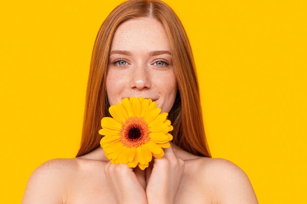 Jolie femelle rousse avec fleur lumineuse