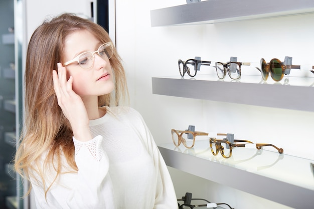 Jolie femme acheter de nouvelles lunettes