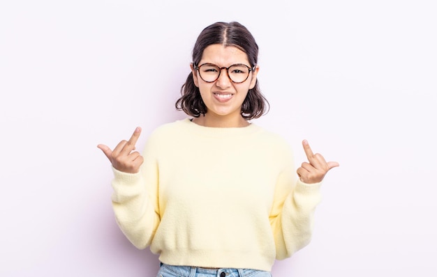 Jolie femme adolescente se sentant provocante, agressive et obscène, renversant le majeur, avec une attitude rebelle