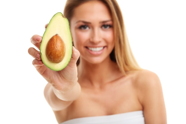 Jolie femme adulte avec avocat isolé sur fond blanc