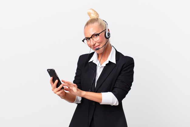 Jolie femme adulte avec un casque fonctionnant