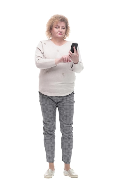 Jolie femme adulte avec un smartphone. isolé sur un blanc