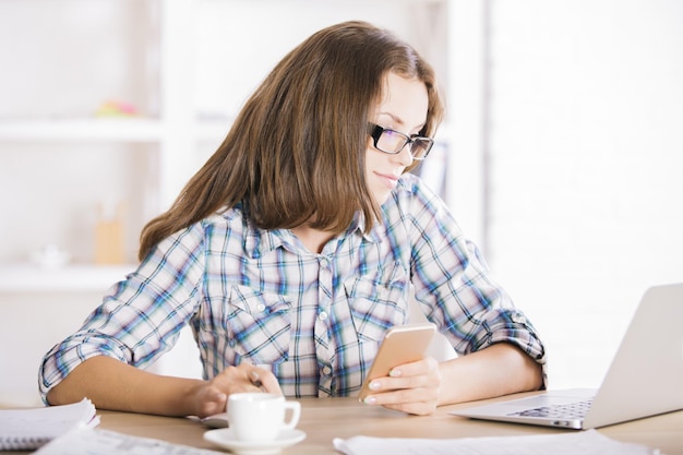 Jolie femme d'affaires au bureau