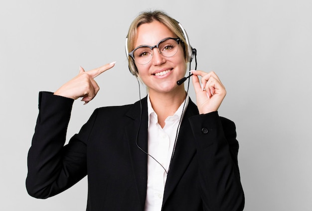 Jolie femme d'affaires blonde caucasienne agent immobilier avec casque