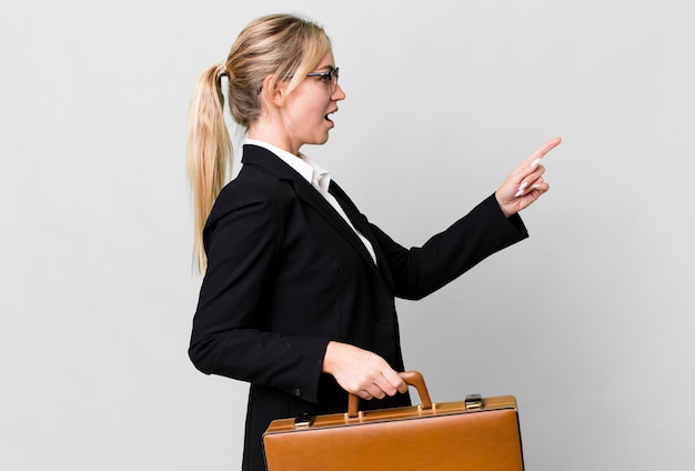 Jolie femme d'affaires caucasienne avec une valise en cuir