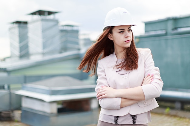 Photo jolie femme d'affaires en costume beige se tenir sur le toit