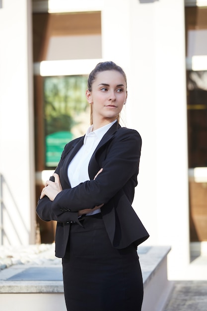 Jolie femme d'affaires dans la rue