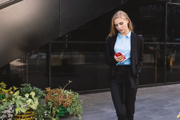 Jolie femme d&#39;affaires devant l&#39;immeuble de bureaux