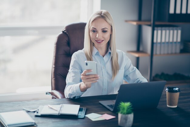 jolie femme d'affaires discutant avec des collègues téléphone