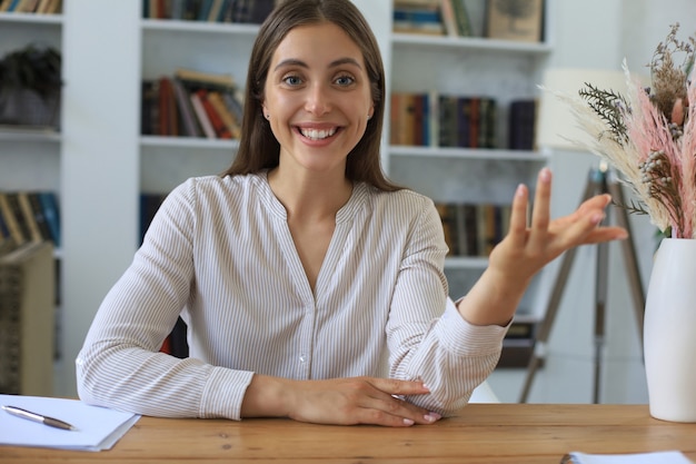 Jolie femme d'affaires joyeuse travaillant au bureau.