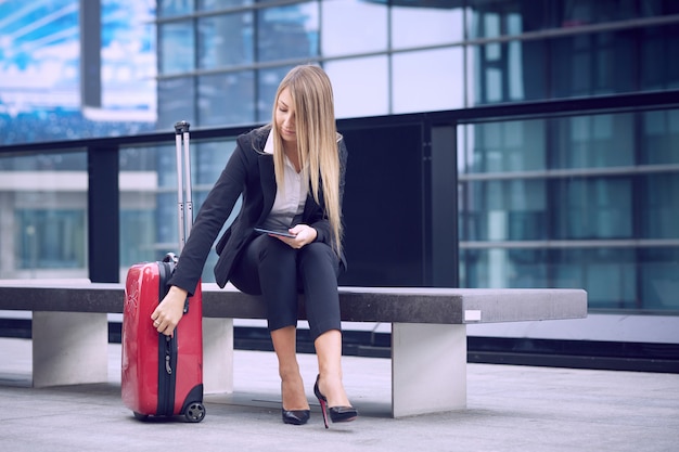 Photo jolie femme d'affaires en milieu urbain