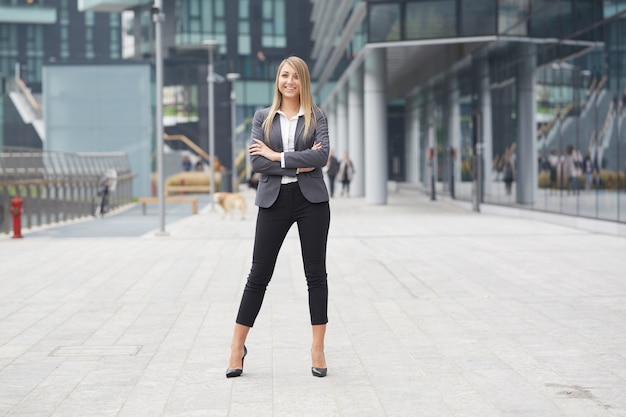 Jolie femme d&#39;affaires en milieu urbain