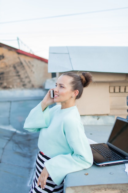 Jolie femme d&#39;affaires parlant au téléphone.