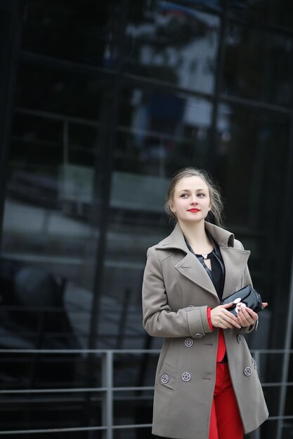 Jolie femme d'affaires en plein air