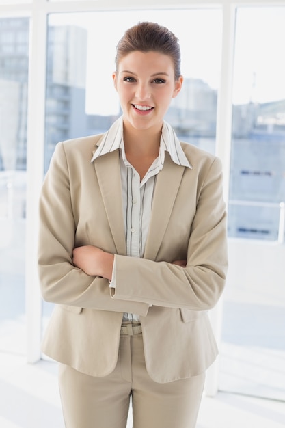 Jolie femme d&#39;affaires en regardant la caméra