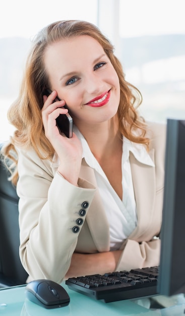 Jolie femme d&#39;affaires répondant à un appel téléphonique