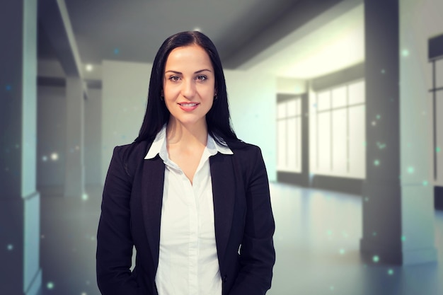 Jolie femme d'affaires souriant à la caméra contre l'écran dans la chambre avec des étincelles