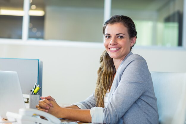 Jolie femme d&#39;affaires, souriant à la caméra