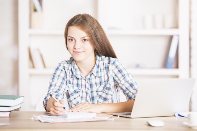 Jolie femme d'affaires à la table de bureau